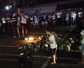 男子吃瓜尴尬时刻,笑出腹肌！