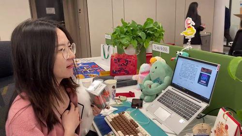 同事吃瓜恶作剧,揭秘职场欢乐瞬间