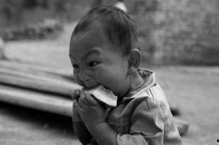 孩子吃瓜弄脏,孩子吃瓜弄脏的温馨瞬间